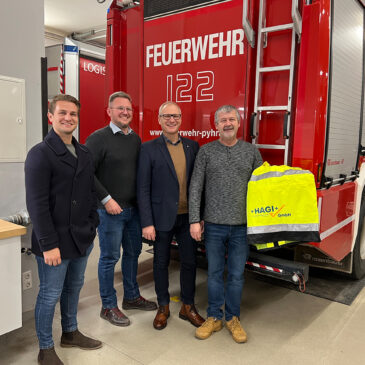 +HAGI+ sponsert Regenbekleidung an die Freiwillige Feuerwehr